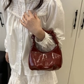 Bolso de mano plisado rojo oscuro moderno con acabado brillante y correa de cadena - Rojo (Sin Colgante)