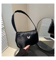 Detail der schwarzen Nylon-Schultertasche mit weißem Schmetterling und Metallreißverschluss - Schwarz