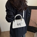 Gewebte Strohtasche mit Blumenstickerei und silberner Schleife für Damen - Weiß