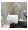 Detailansicht der weißen Schultertasche mit Schmetterlings-Emblem und Nylon-Textur - Weiß