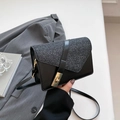Borsa a tracolla minimalista in pelle nera con patta di paillettes argento e chiusura oro - Nero