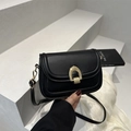 Bolso de hombro clásico de cuero negro con hebilla de herradura dorada en pedestal blanco - Negro