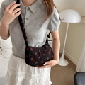 Bolso bandolera de pana negra con estampado de fresas y correa ancha de moda - Negro