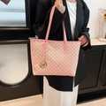 Rosafarbene Tragetasche mit M-Buchstaben-Jacquardmuster und goldenem Metallanhänger - Rosa
