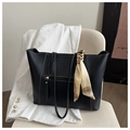 Detail der schwarzen Shopper-Tasche mit Kontrastnaht und dekorativem Seidenschal - Schwarz