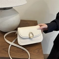 Borsa a sella beige minimalista con fibbia a ferro di cavallo dorata a mano - Bianco