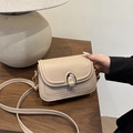 Borsa a sella beige minimalista con fibbia dorata a ferro di cavallo e pelle liscia - Cachi