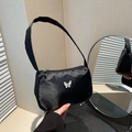 Bolso de hombro de satén negro fruncido con colgante de mariposa blanca para mujer - Negro