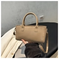 Detalle de bolso caqui de cuero sintético con texto FASHION y elegantes asas dobles - Caqui