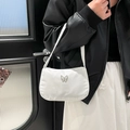Bolso baguette minimalista de satén blanco con una hebilla de mariposa plateada - Blanco