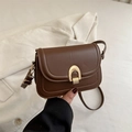 Borsa a tracolla chic in pelle marrone con fibbia a ferro di cavallo dorata e tracolla - Marrone