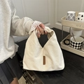 Sac à main chic en toile blanc cassé avec étiquette en cuir dans un cadre minimaliste - Toile / Blanc