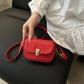 Borsa a tracolla rossa in ecopelle martellata con elegante chiusura a scatto dorata - Rosso