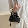 Mini borsa a mano in pelle litchi nera con coulisse e stampa di testo alla moda - Nero