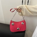 Bolso media luna rosa brillante con grandes tachuelas metálicas y asa de cadena - Rosa Rojo