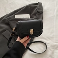 Borsa a tracolla in pelle martellata nera con chiusura dorata e tracolla sottile - Nero