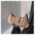 Detailaufnahme der beigen Umhängetasche mit goldener Sichelschnalle und Knotendetail am Gurt - Khaki
