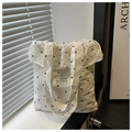 Detail der floralen Chiffon-Tasche mit Rüschenkanten und strukturierter Bubble-Optik - Weiß