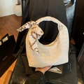 Schicke cremefarbene Strohtasche in Halbmondform mit Seidentuch am Griff für Sommer - Beige