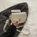 Elegante borsa a tracolla in pelle bianco sporco con chiusura in metallo dorato - Bianco