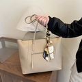 Minimalistische beige Tragetasche mit floralem Seidenschal und Front-Reißverschluss - Khaki