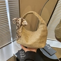 Minimalistische gewebte Stroh-Strandtasche mit dekorativem Blumen-Seidenschal-Griff - Khaki