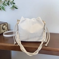 Weiße Kordelzug-Beuteltasche mit geflochtenem Griff auf Holztisch mit Retro-Dekoration - Ohne Anhänger / Gebrochenes Weiß