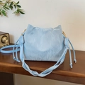 Schicke hellblaue Tunnelzug-Beuteltasche mit Faltenstruktur und gewebtem Schultergurt - Ohne Anhänger / Blau