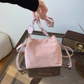 Schicke rosa Falten-Beuteltasche mit breitem Schultergurt und goldfarbenen Beschlägen - Ohne Anhänger / Rosa