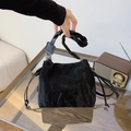 Modische schwarze Plissee-Beuteltasche mit gedrehtem Griff und Kordelzug-Details - Ohne Anhänger / Schwarz