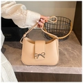 Elegante beige sichelförmige Unterarmtasche mit metallischer Schleifenschnalle - Khaki