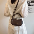 Sac selle demi-lune marron foncé avec logo doré et bandoulière ajustable - Brun Sans Pendentif