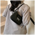 Rückansicht eines Models mit der schwarzen Halbmond-Schultertasche mit Silberschleife - Schwarz