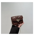 Gros plan du mini sac matelassé marron avec fermoir métallique doré en forme de coeur - Brun Foncé