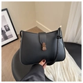 Nahaufnahme der schwarzen Vintage-Tasche mit mattem Leder und bronzener Metallschnalle - Schwarz