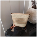 Strohtaschen-Detail mit Streifenmuster und verstellbarem braunem Lederriemen - Einheitsgröße / Beige & Khaki