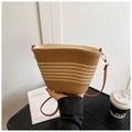 Nahaufnahme der gewebten Textur und des Streifenmusters der Stroh-Eimertasche - Einheitsgröße / Khaki Und Beige