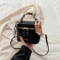 Piccola borsa a secchiello in pelle nera con scritte dorate e manico con foulard - Nero senza Ciondolo