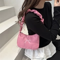 Bolso rosa de hombro con bordado de lazo blanco y elegante correa plisada - rosa intenso