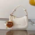 Borsa a mezzaluna bianca minimalista con manico annodato e ciondolo a pompon marrone - Senza Ciondolo / Bianco Sporco
