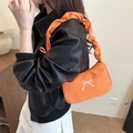 Bolso naranja bajo el brazo con lazo blanco y detalles de volantes en la correa - Naranja