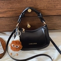 Borsa a tracolla mezza luna nera in finta pelle con manico a nodo e ciondolo a mostro - Con Ciondolo / Nero