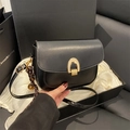 Piccola borsa quadrata in pelle nera con fibbia a ferro di cavallo dorata e ciondolo - Con Ciondolo / Nero