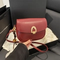 Elegante borsa a sella in pelle bordeaux con fibbia dorata in confezione regalo di lusso - Con Ciondolo / Rosso