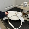 Sacoche selle blanche en cuir PU avec large bandoulière tissée et chaîne dorée - Blanc