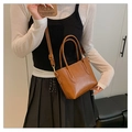 Bolso tote marrón de piel sintética con correa ajustable para llevar como bandolera - Marrón