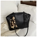 Dettaglio della borsa tote nera con cuciture bianche e foulard di seta vintage decorativo - Nero