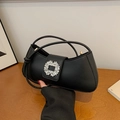 Elegante borsa a mezzaluna nera con fibbia di strass scintillanti e sottile tracolla - Nero