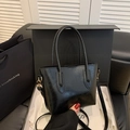 Bolso tote negro de gran capacidad con correa de hombro ajustable y acabado elegante - Negro