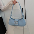 Borsa a spalla azzurra in ecopelle con fibbia rotonda con strass brillanti - Blu